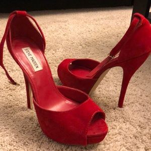 Red pump open toe heel